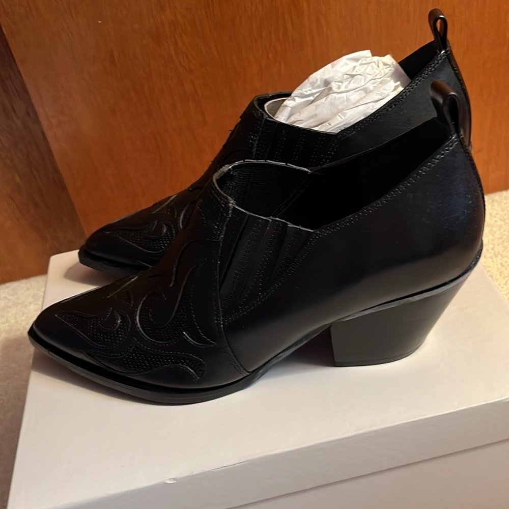Nib Marc Fisher sz 6.5 black leather bootie - Picture 3 of 6